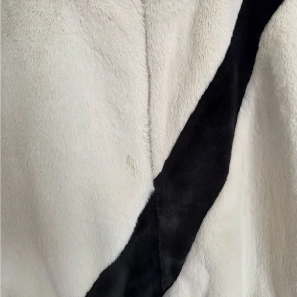 NIKE Women's and Men’s White and Black Faux Fur Jacket - Picture 5 of 5